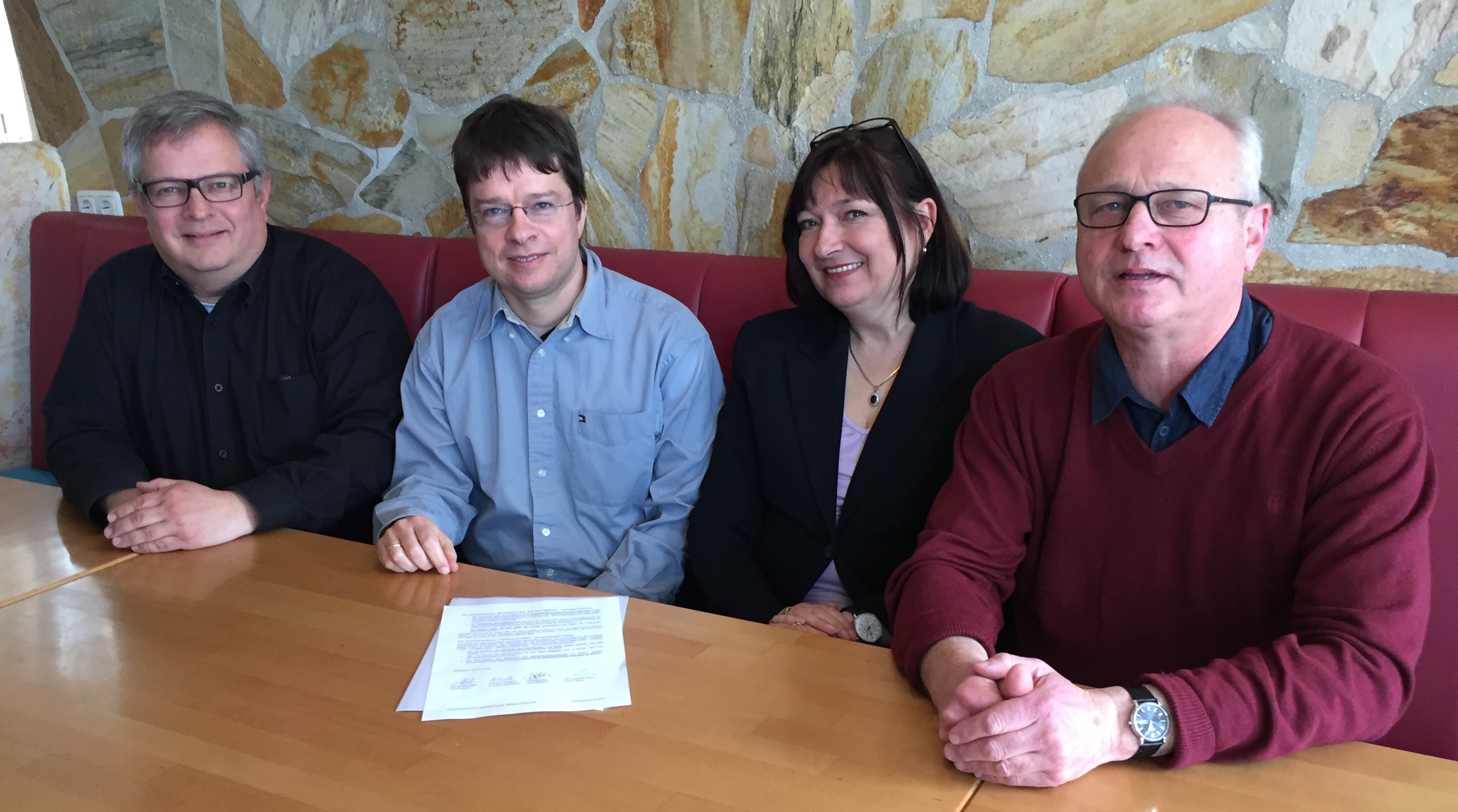 Bernd Widmaier (CDU), Andreas Tengicki (B90/Grüne, Dr. Angelika Nake (FDP) und Walter Keller (WGG) nach der Unterzeichnung der Vereinbarung.